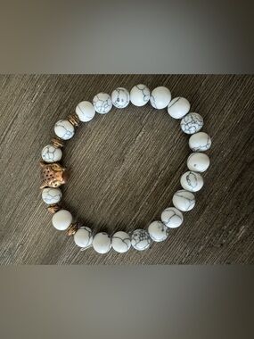 White Beaded bracelet with gold leopard charm